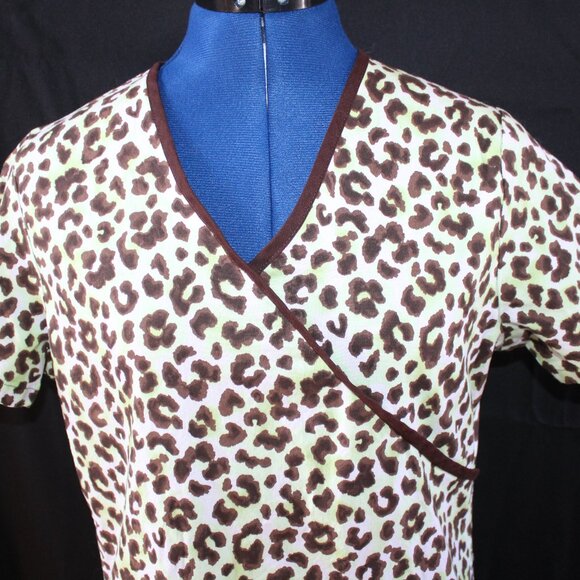 SB Scrubs Women's V-Neck Green Brown Animal Print V-Neck Scrub Top Size XS - Picture 2 of 11